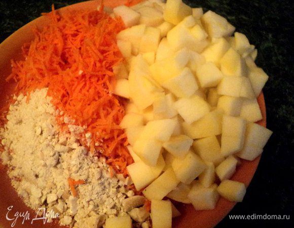 Затем добавить растительное масло и специи, перемешать. Морковь натереть на мелкой терке, яблоко и грушу почистить от кожицы и семян и порезать кубиками, орехи подробить, но не очень мелко. Добавить морковь, яблоко, грушу и орехи к яичной смеси.

