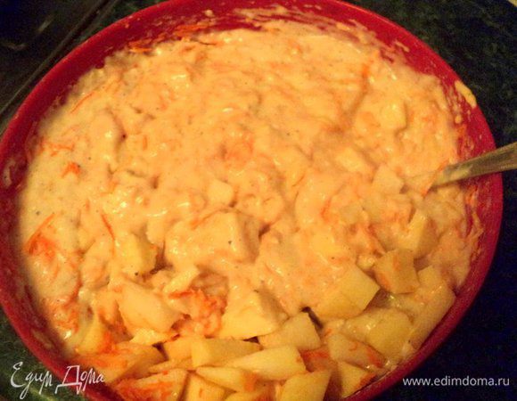 Добавить муку, смешанную с разрыхлителем и перемешать.