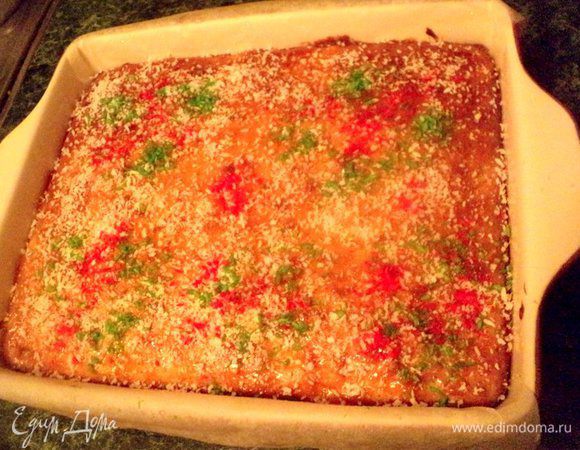 Готовый пирог смазать сверху тонким слоем жидкого меда или джема и посыпать кокосовой стружкой.