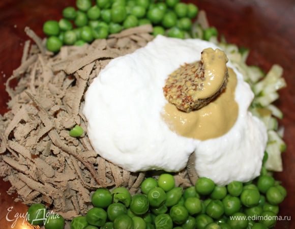 Тем временем нарезала соломкой огурцы, как солёные, так и свежий. Отварила 3 минуты зелёный горошек замороженный. Слить воду. Горошек остывает. 