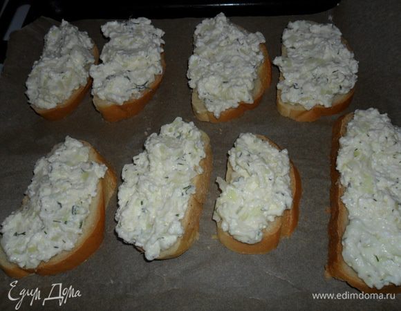 Включаем духовку на 180 С. Пока она разогревается, нарезаем мелко лук, к луку добавляем творог, нарезанный укроп, майонез и соль по вкусу. Выложить массу на ломтики хлеба.