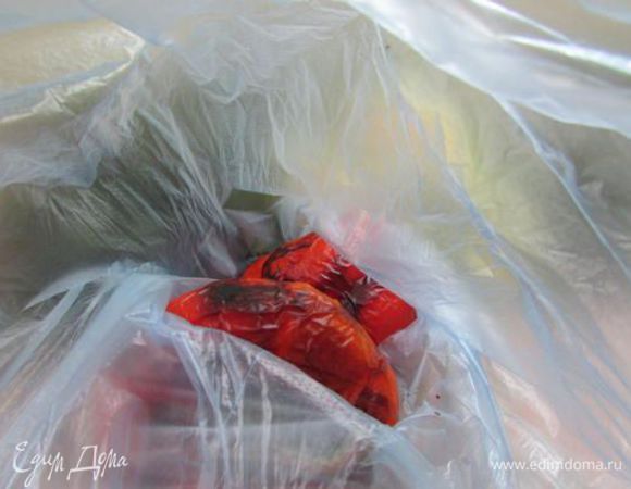 Положить горячие перцы в герметичный полиэтиленовый пакет, закрыть и оставить на 10 минут. 