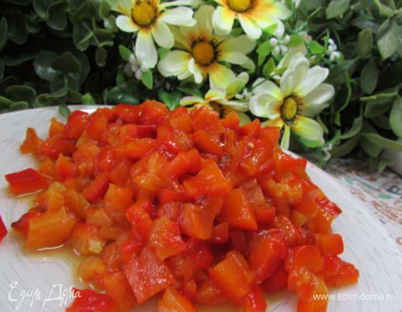 Затем очистить от кожицы и сердцевины. Мякоть нарезать мелкими кубиками. 