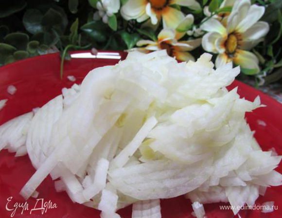 Лук очистить и мелко нарезать кубиками. 