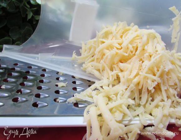 Сыр натереть на крупной тёрке или нарезать мелкими кубиками. 