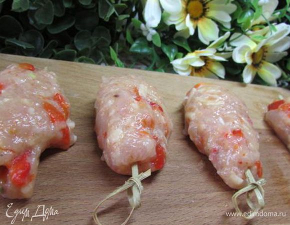 Смачивая руки в горячей воде, облепить шпажки получившимся фаршем в виде небольших удлиненных котлеток. И жарить на растительном масле до готовности. Можно выложить шпажки с люля на противень и поставить в разогретую до 180°С духовку (можно дополнительно включить в духовке режим «гриль»). Запекать до золотистого цвета, 20 минут, пару раз перевернув.