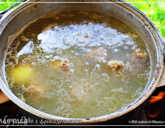 Как только закипело, так сразу пены образовалось … много. Так я эту пену-то снял … тщательно так … старался.
А потом котел крышкой накрыл и оставил даже не на несильном огне, а на «лучинке – угольке». Пусть себе не  варится, а томится. Торопить его не будем.