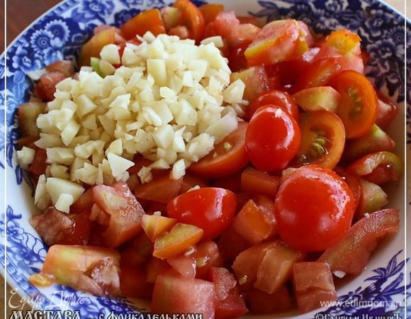 Помидоры порезал некрупно, но и мельчить не стал. А чеснок, наоборот, изрубил, насколько терпения мельчить хватило.