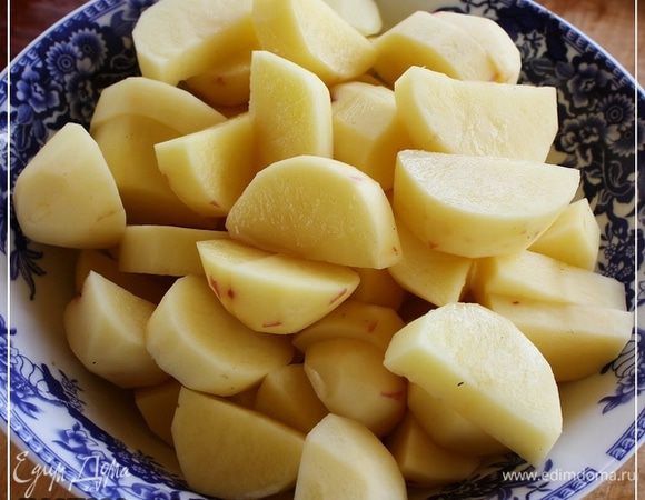 Хоть картошечку и не поднималась рука чистить … молодая же.
А все же почистил, вернее пошкрябал и крупно порезал.
Лучку настрогал полукольцами, не толсто. Морковку кубиками нарубил. Перец болгарский тоже полукольцами, поперек.