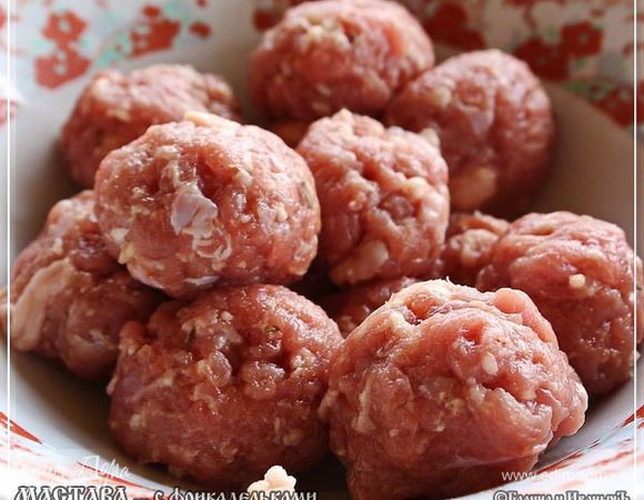 Фарш еще раз хорошенечко вымесил, отбил и накатал фрикаделек. 
Постарался сделать поплотнее. При лепке еще раз каждую отбил. Фарш-то крупный и с кусочками курдюка – для колбасы готовился, поэтому без всех этих отбиваний получались шарики сперва рыхловатыми.
