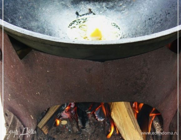 Вот. Как подготовил все, так сразу под казаном огонь и развел. Сначала посильнее, чтобы казан хорошо прогреть. Подчеркиваю – не раскалить, а хорошо прогреть.
И маслица в него … того самого – топленого. 
И с этого момента, огонь под казаном держим ниже среднего, чтобы ничего не сжечь.
