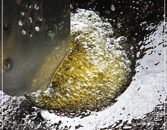 Как только масло расплавилось и зашкворчало.
Видите ... масло расплавилось, а белых хлопьев и нет вовсе. Значит что? Значит масло правильное. Чистое и без примесей.