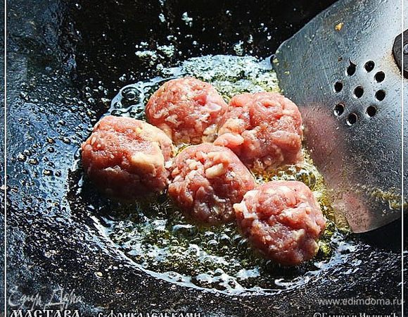 Закладываем в казан фрикадельки.
