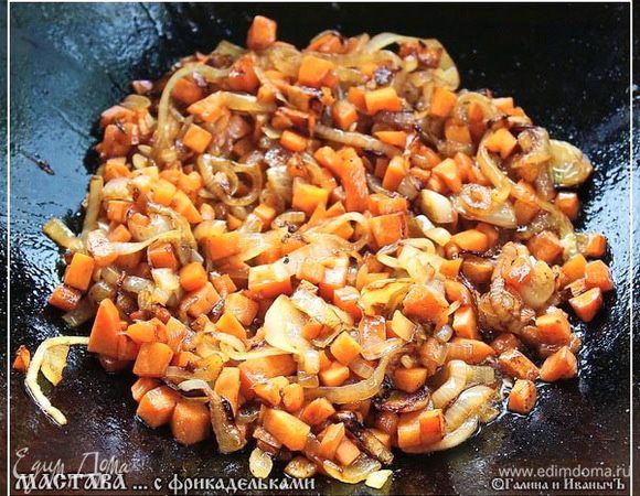 Потом добавил в казан еще масла. Граммов около ста.
И отправил туда лук. А как только лук умягчился, зазолотился, то и морковка пошла.
Через минут пять все аккуратно перемешал и оставил морковку тушиться. 
Тушил я морковку минут, наверное, пятнадцать – двадцать. Пока кубики не приобрели мягкую, но упругость.