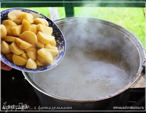 А пока морковка тушилась, вернулся к бульону. Потому что – пока суть да дело, а пару часов минуло. Или около того. И бульон вполне себе наваристый вышел.
Вынул из бульона кости и овощи. Лук выбросил, конечно, а морковку порезал и обратно в бульон отправил. А неча добру пропадать.
Мясо от костей отделил и также в бульон снова высыпал. 
И заложил картошку. Она молодая, как я уже говорил, так вариться ей до необходимой полуготовности минут семь, не больше.
