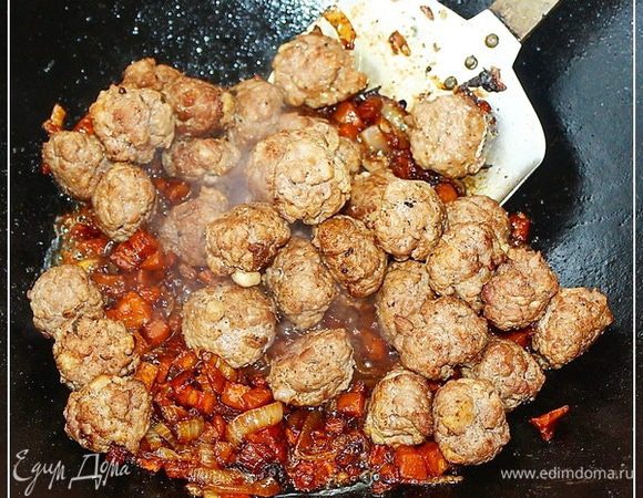 А потом выложил в казан фрикадельки.
Очень аккуратно, чтобы, повторюсь, не повредить – помять эти самые шарики мясные, перемешал.
