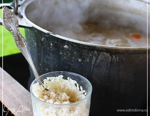 Промыл ложек шесть риса. Это не плов, тщательности особой не надо, но все же постараться надо. И тоже его в котел отправил.