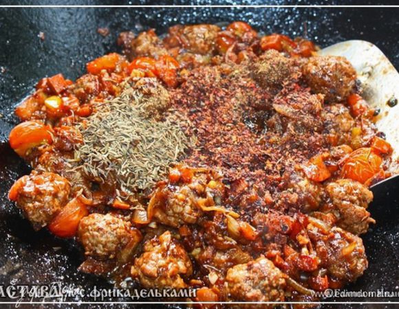 И опять к казану обратился. Отправил туда помидоры с чесноком.
Перемешал и оставил потушиться минут на пять.
Специи. Зира. Смесь пловная. Сушеный помидор. Алыча-то еще не созрела, так что кислинки добавим именно помидорчиками. Можно еще (что я сделал) добавить немного кетчупу.
И в казан, к зажарке – заправке.