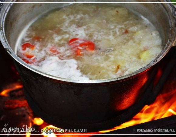 Перец в котел. И пусть минуток пять поварится.