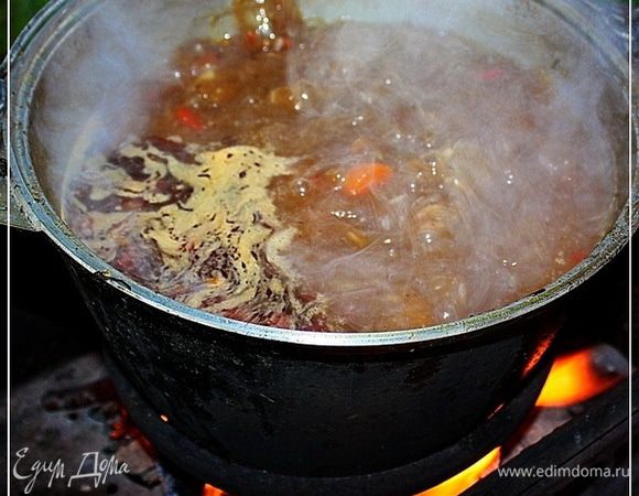 Отправляем ее в котел….
И перемешиваем хорошенечко. В этот момент еще не поздно сбалансировать «на соль».
Потом котел накрываем крышкой, выгребаем из под котла, что называется, сильный огонь и накрываем его крышкой. Дать надо потомиться минуток десять – пятнадцать.
