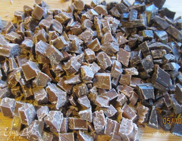 Шоколад (у меня 100г молочного и 50 г черного) рубим довольно мелко. 

