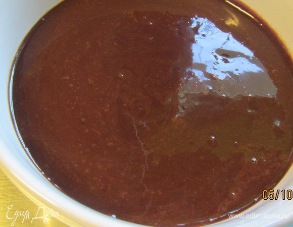 150 мл сливок доводим до кипения и выливаем их на шоколад. Все слегка перемешиваем, помогая шоколаду раствориться. Оставляем смесь на 1 час, иногда перемешивая (как указано в рецепте, можно ее сделать накануне и оставить на ночь при комнатной температуре).