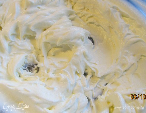 Перед подачей взбиваем оставшиеся сливки, добавив сахарную пудру.