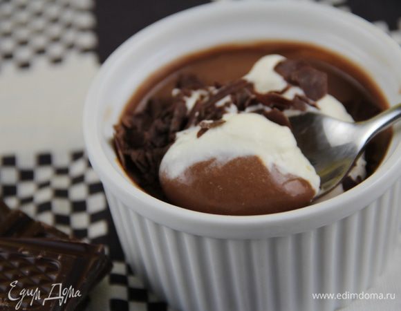Подаем крем, украсив взбитыми сливками. Можно его еще посыпать шоколадной стружкой или украсить шоколадными фигурками (кто любит такие делать). Крем можно подавать как холодным (в моем случае), так и теплым. Тогда его надо отправить на 20 сек в микроволновку и после этого украсить сливками. Приятного аппетита))