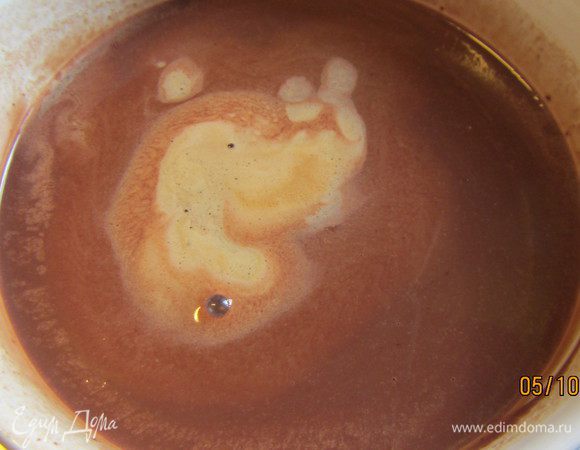 Добавляем в крем кофе и перемешиваем.

