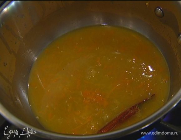 В небольшой кастрюле соединить апельсиновый сок, цедру и корицу, все прогреть, затем корицу вынуть.
