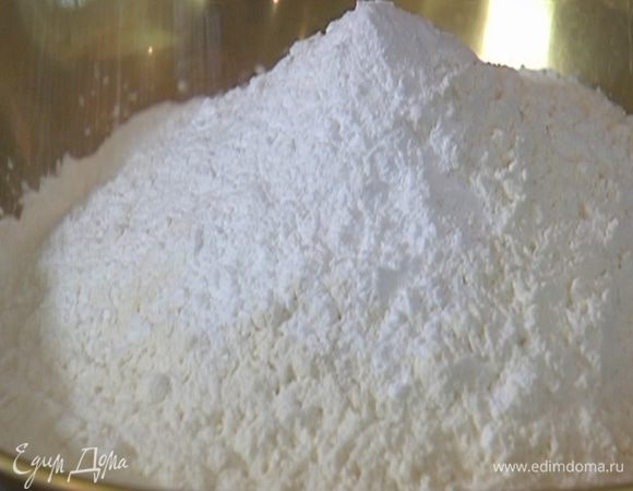 Муку перемешать с разрыхлителем и солью.