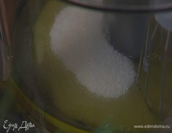 В чаше комбайна соединить 200 мл оливкового масла, мед, сахар и все вымешать.