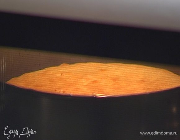 Выпекать кекс в разогретой духовке 20 минут.