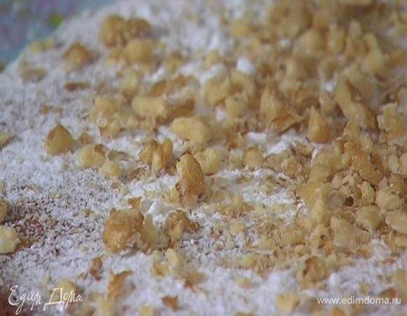 Грецкие орехи слегка измельчить в ступке и посыпать кекс.