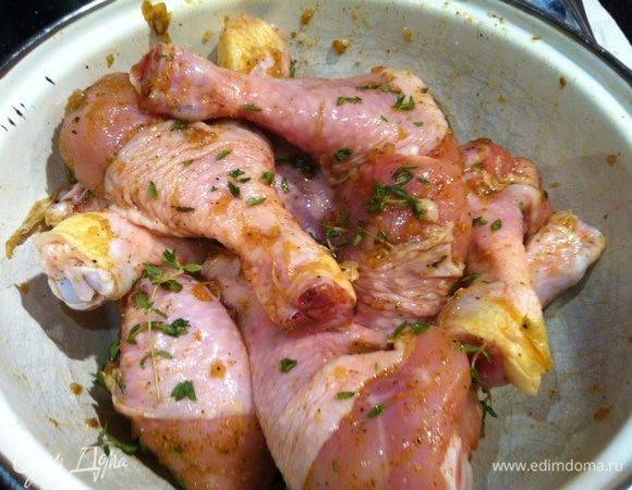 Залейте полученным маринадом куриные ножки, хорошо перемешайте и дайте настояться не менее 2 часов.