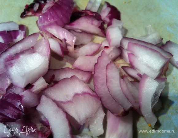 Духовку разогрейте до 200 градусов. Лук нарежьте.