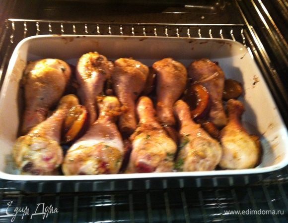 Снимите фольгу и запекайте еще 15-20 минут, пока курочка не подрумянится.