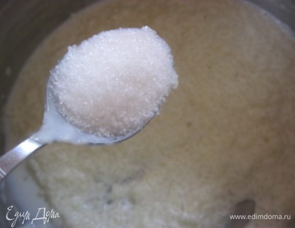 Убрать палочку корицы.
Добавить шепотку соли и сахар ( или мед) и варить еще 20 минут.
Сладость пудинга регулируйте по своему вкусу)