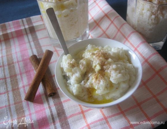 Дать пудингу остыть и настояться.

Разложить по креманкам, посыпать корицей и растопленным сливочным маслом.
Присыпать рубленными орехами.