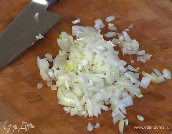 Лук почистить и мелко порубить.