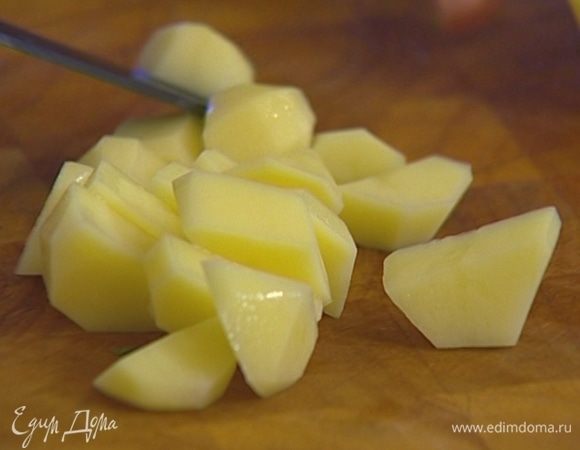 Картофель почистить и нарезать кубиками.