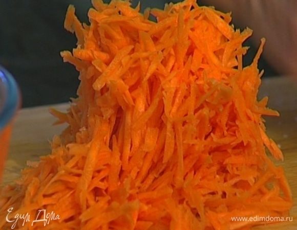 Морковь почистить и натереть на крупной терке.