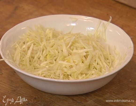 Белокочанную капусту нарезать соломкой.
