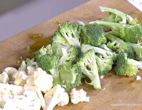 Цветную капусту и брокколи разделить на небольшие соцветия.