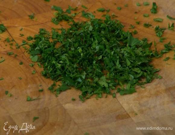 Листья кинзы и петрушки мелко порубить (должна получиться горсть зелени).