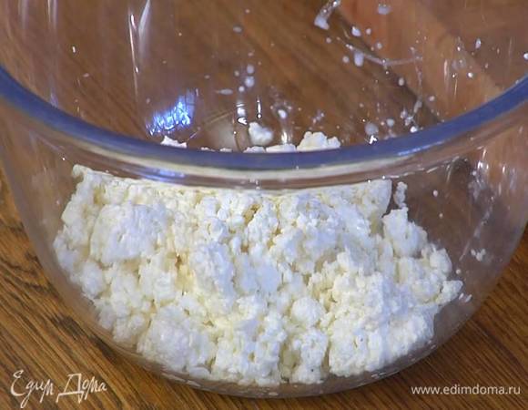 Творог перемешать с чесноком.  
