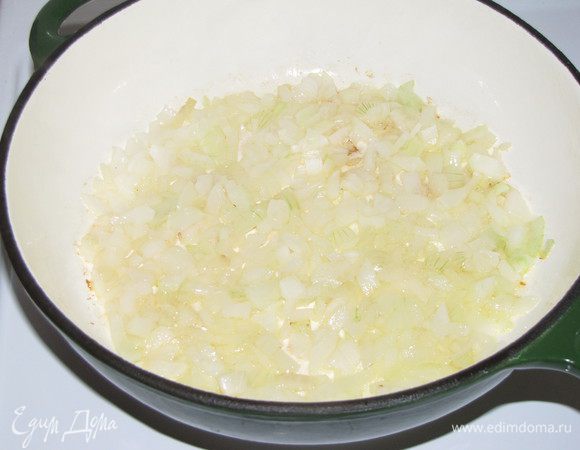 Разогреть в сковороде оливковое масло и обжарить мелко нарезанный репчатый лук до прозрачности.