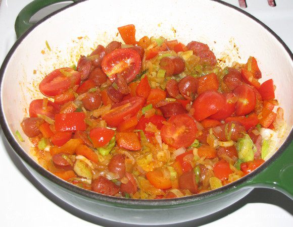 Добавить помидоры черри и паприку, потушить еще 5 минут.