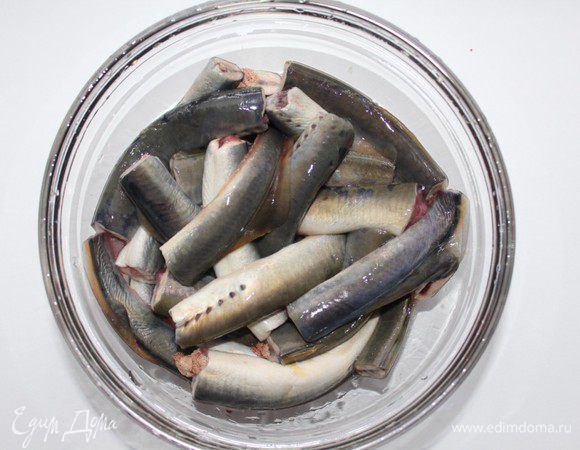 Отрезать головы и хвосты (в некоторых рецептах этого не делают) и нарезать небольшими кусочками 5-7 см в длину.