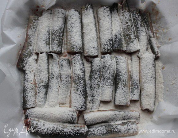 Выложить на противень и обильно посыпать мукой, смешанной с солью и перцем. Запекать в разогретой до 200 градусов духовке в течение 30 минут. Можно обвалять в муке и обжарить на сковороде.